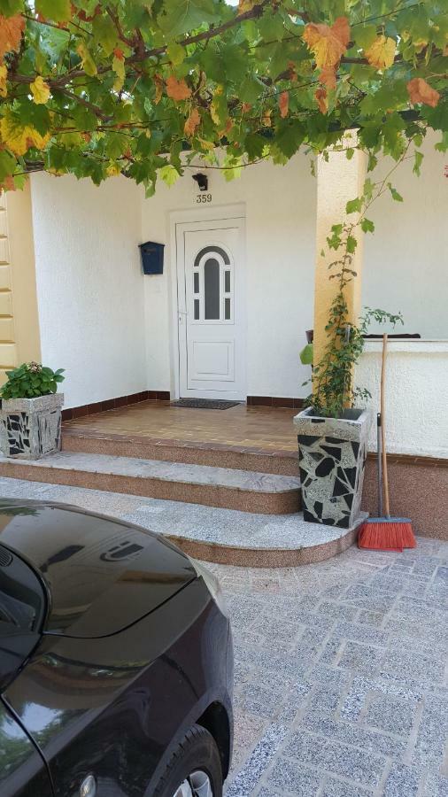 Vera Apartment Kampor